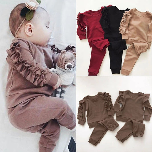 Baby t-shirt and pants 2-piece outfit in soft fabric for newborns